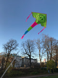 Grön smily-deltadrake  med svans i flera färger - Exklusiv Drake från www.Drake.nu
