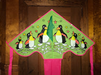 Ljusgrön deltadrake med tryckta pingviner med svans i flera glada färger - Exklusiv Drake från www.Drake.nu