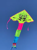 Keltainen Pandor-lohikäärme -delta-lohikäärmeestä, jossa on häntä useissa iloisissa väreissä - Exclusive Dragon www.Drake.nu