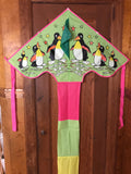 Vaaleanvihreä delta-lohikäärme, jossa on painettu pingviinit ja häntä useissa iloisissa väreissä - Exclusive Dragon osoitteesta www.Drake.nu