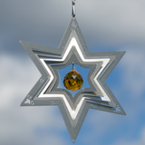 Ruostumattomasta teräksestä valmistettu tähti kristallipallolla ripustettavaksi ikkunaan, ulos tai vastaavaan. Täydellinen joulukoristelu!