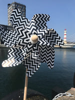 Tuulikello mustavalkoinen zic-zac-kuvioinen 75cm