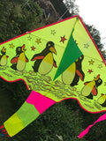 Keltainen delta-lohikäärme, jossa on painettu pingviinit ja häntä useissa iloisissa väreissä - Exclusive Dragon osoitteesta www.Drake.nu