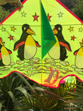 Keltainen delta-lohikäärme, jossa on painettu pingviinit ja häntä useissa iloisissa väreissä - Exclusive Dragon osoitteesta www.Drake.nu