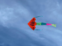 Orange-Pandor-deltadrake med svans i flera glada färger - Exklusiv Drake från www.Drake.nu