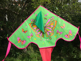 Grön-fjärli-deltadrake med svans i flera glada färger - Exklusiv Drake från www.Drake.nu