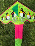 Gul deltadrake med tryckta pingviner med svans i flera glada färger - Exklusiv Drake från www.Drake.nu