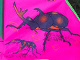 Beetle - Vaaleanpunainen delta-lohikäärme, jossa on häntä useissa iloisissa väreissä - Exclusive Dragon osoitteesta www.Drake.nu