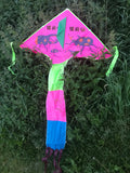Skalbagge - Rosa deltadrake med svans i flera glada färger - Exklusiv Drake från www.Drake.nu